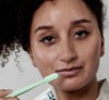 Kvinde med tandbørste
