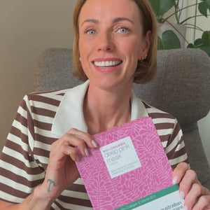 Video af Lisbeth Østergaard, der påfører Australian Bodycare Vitamin B12 Kollagen Ansigtsmaske – en fugtgivende og opstrammende hudplejemaske.