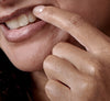 Kvinde som viser sine tænder