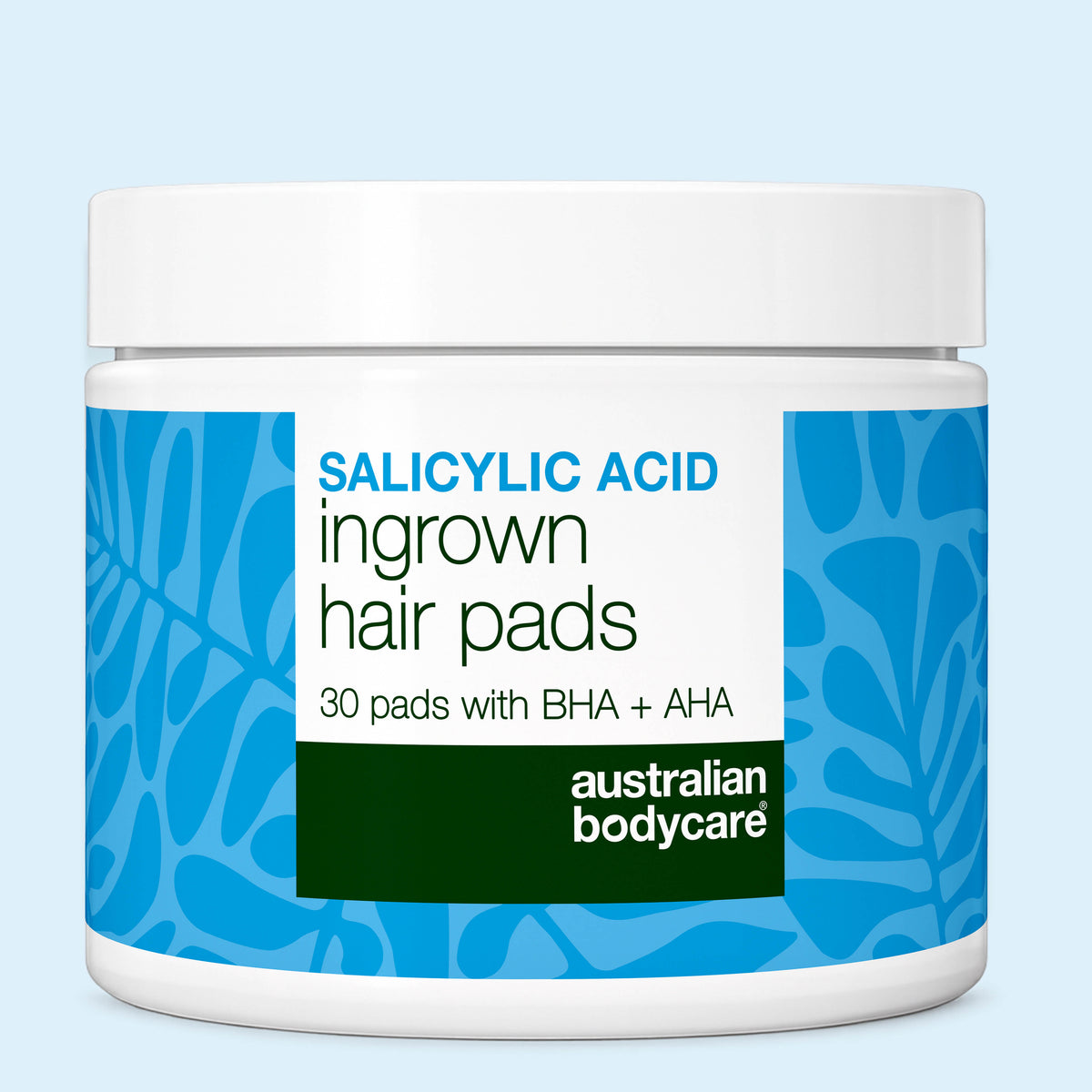 Hvid bøtte med Australian Bodycare Salicylic Acid Ingrown Hair Pads, 30 pads med BHA og AHA, vist med en stak runde eksfolierende rondeller og en pincet på lyseblå baggrund.