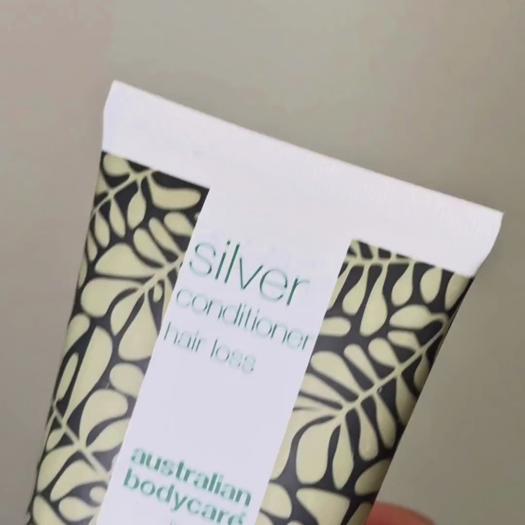 Video, der viser den blå-lilla farve på vores Hair Loss Purple Conditioner, mens den bliver presset ud.