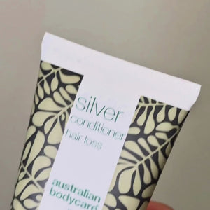 Video, der viser den blå-lilla farve på vores Hair Loss Purple Conditioner, mens den bliver presset ud.
