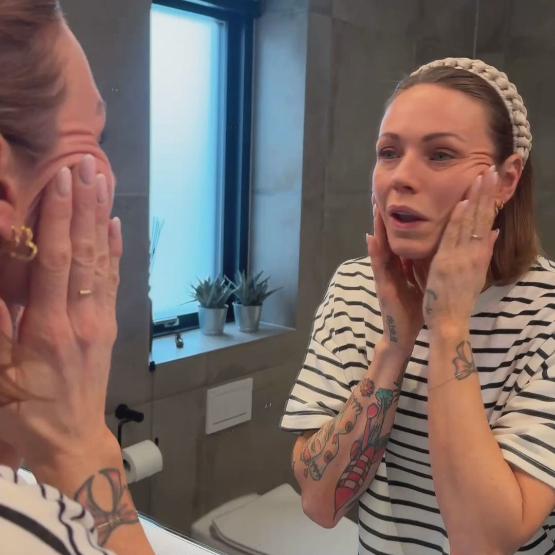 Video af Lisbeth Østergaard med Australian Bodycare B12 Face Scrub – eksfolierende ansigtsscrub til mat hud, fjerner døde hudceller og giver ny glød med B12, glykolsyre og abrikoskerner.