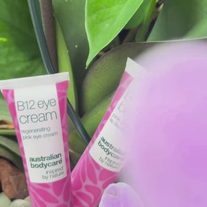 Video af en model, der forsigtigt dupper vores Vitamin B12 øjencreme under øjnene og viser, hvordan den let absorberes og plejer det sarte øjenområde.