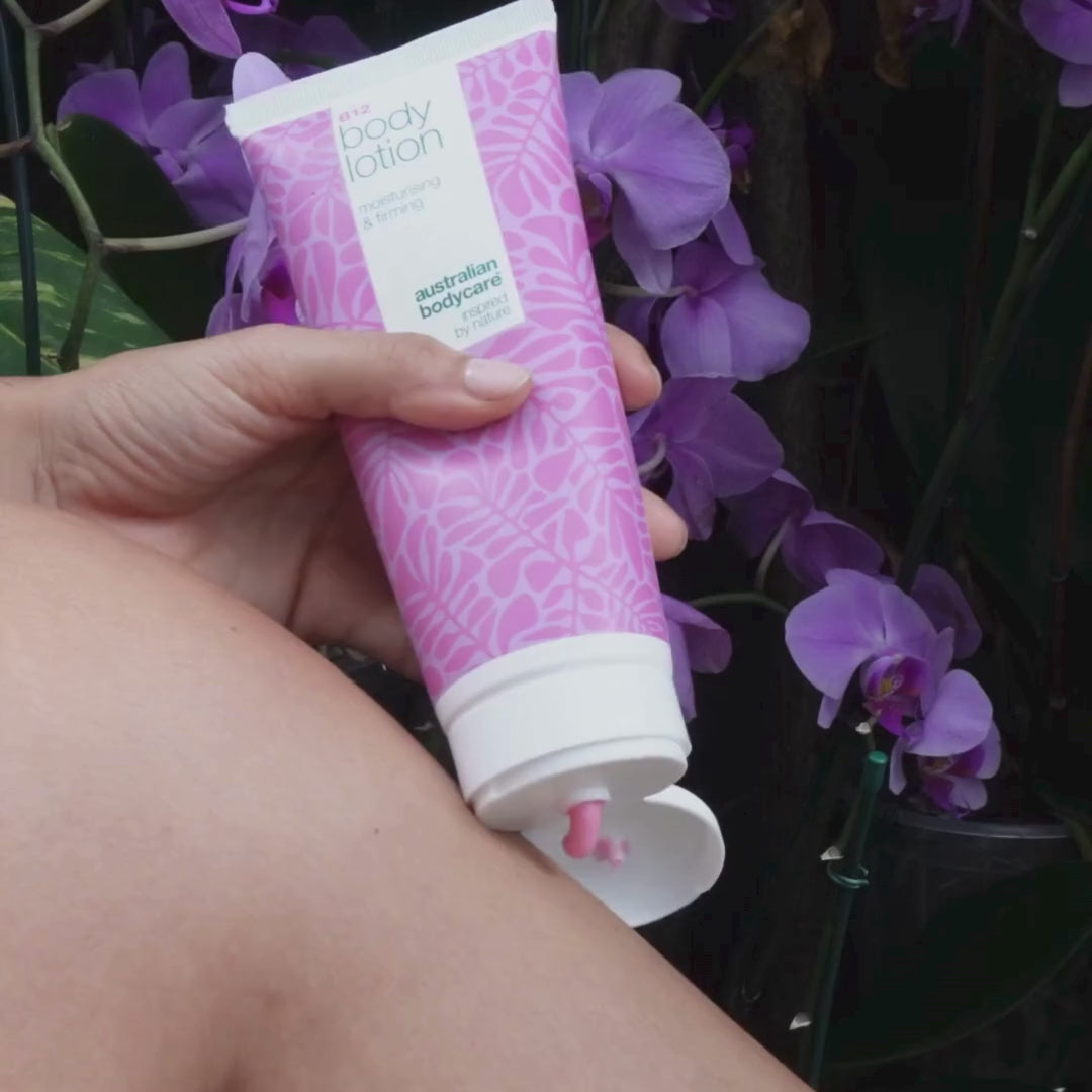 Video af en model, der påfører vores Vitamin B12 bodylotion og blidt masserer den ind i huden for at vise dens rige konsistens og fugtgivende effekt.