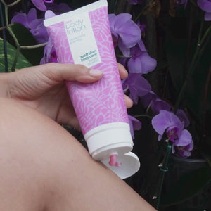 Video af en model, der påfører vores Vitamin B12 bodylotion og blidt masserer den ind i huden for at vise dens rige konsistens og fugtgivende effekt.