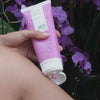 Video af en model, der påfører vores Vitamin B12 bodylotion og blidt masserer den ind i huden for at vise dens rige konsistens og fugtgivende effekt.