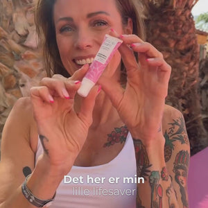 Lisbeth Østergård fortæller og afprøver Læbepomade med B12 – Plejende fugt til fyldige læber 