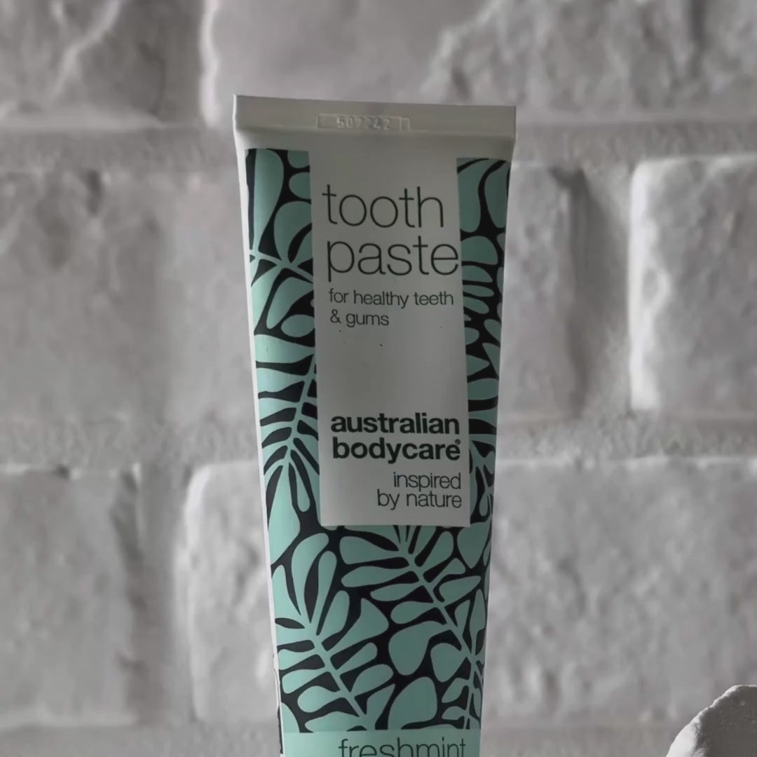 Video, der viser Australian Bodycare Tandpasta med Tea Tree Oil og dens lyseblå pastatekstur.
