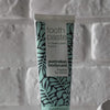 Video, der viser Australian Bodycare Tandpasta med Tea Tree Oil og dens lyseblå pastatekstur.