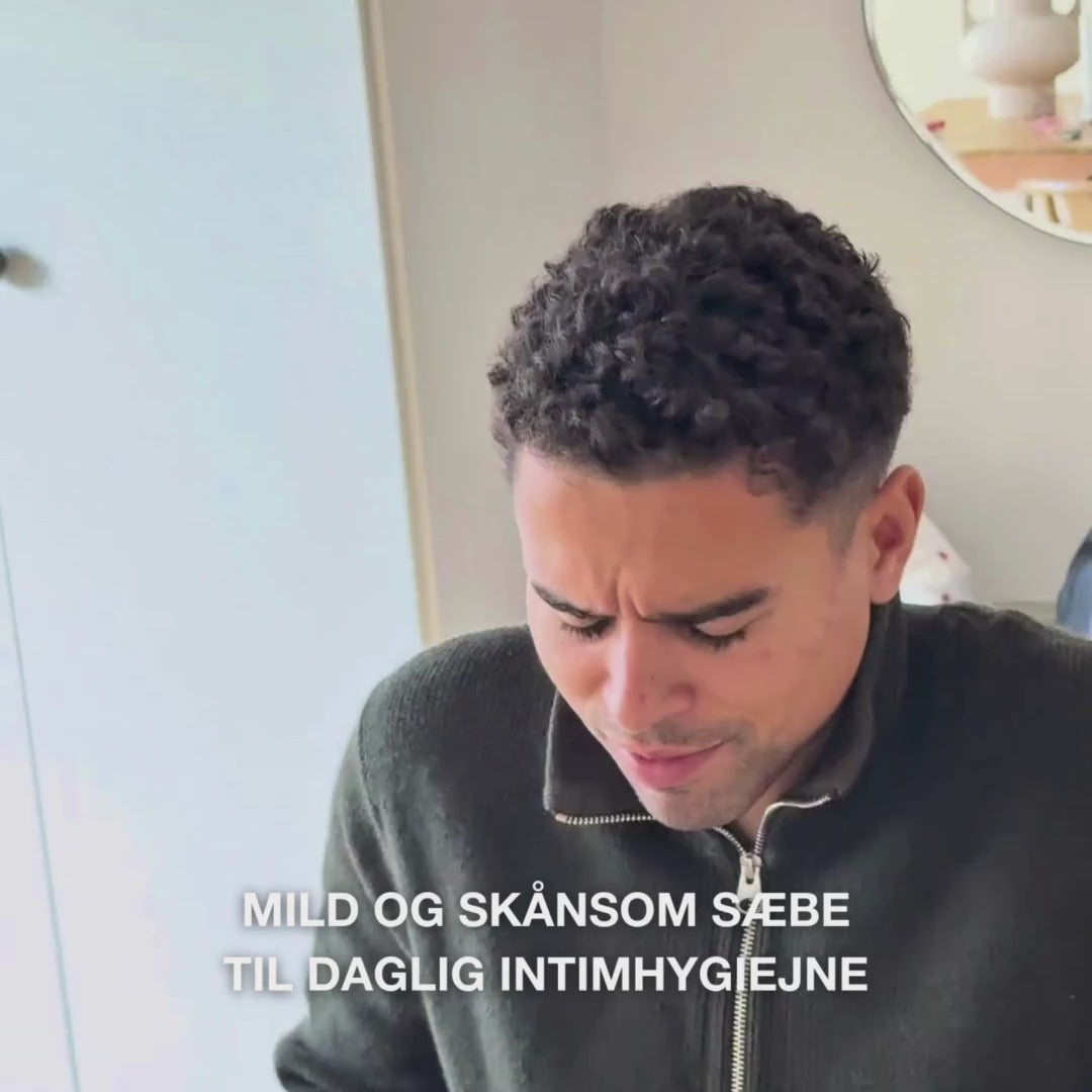 Intimsæbe mænd – Skånsom pleje til daglig intimhygiejne — Effektiv intimsæbe til mænd. Hjælper mod irritation og ubehag i skridtet. Naturlige ingredienser for en sund og velplejet hud.