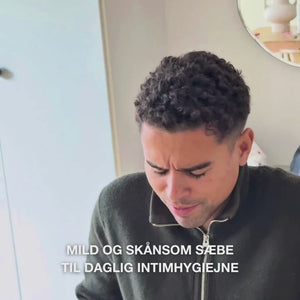 Intimsæbe mænd – Skånsom pleje til daglig intimhygiejne — Effektiv intimsæbe til mænd. Hjælper mod irritation og ubehag i skridtet. Naturlige ingredienser for en sund og velplejet hud.