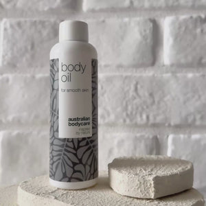 Body Oil reducerer strækmærker, ar og pigmentpletter. Med mandelolie, squalane og vitamin E efterlades huden blød, smidig og velplejet.