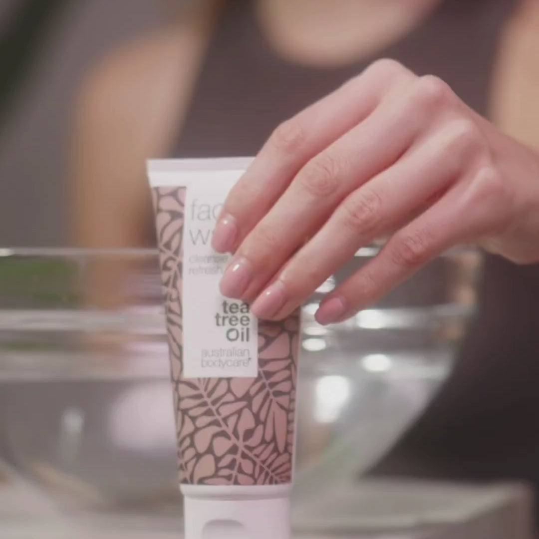 Video der viser vores face wash blive påført ansigtet, hvor konsistensen skummer blidt op, mens den nænsomt masseres ind i huden.