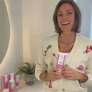 Lisbeth Østergård fortæller om og afprøver Australian Bodycares Vitamin B12 Tandpasta – mod tør mund og irritation