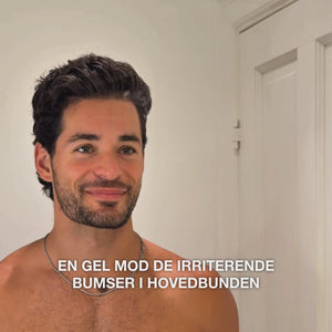 Video: en mand smiler mod kameraet med teksten »en gel mod de irriterende bumser i hovedbunden«. Salicylsyre Scalp Spot Gel fra Australian Bodycare.