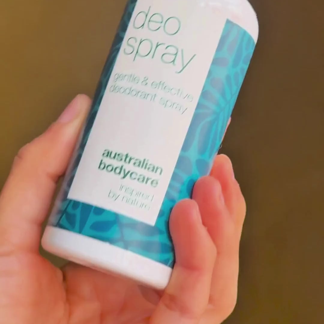 Video af en model, der sprayer vores antiperspirant-deodorant under armene og viser, hvor nem den er at bruge, og hvordan den beskytter mod sved.