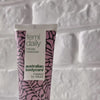 Video, der viser Australian Bodycare Femi Daily Intim Gel og dens lette, beroligende tekstur.