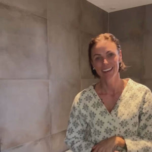 Video af Lisbeth Østergaard med Australian Bodycare B12 Face Scrub – eksfolierende ansigtsscrub til mat hud, fjerner døde hudceller og giver ny glød med B12, glykolsyre og abrikoskerner.
