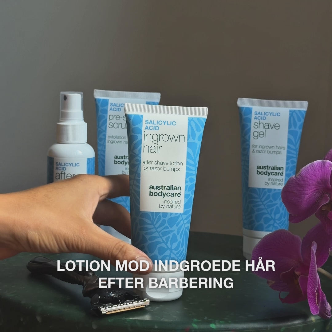 Video: After Shave spray, Pre-shave Scrub, Ingrown Hair lotion og Shave Gel står på et bord ved en skraber og en orkidé, med teksten »lotion mod indgroede hår efter barbering«. Salicylsyre Aftershave Lotion fra Australian Bodycare.
