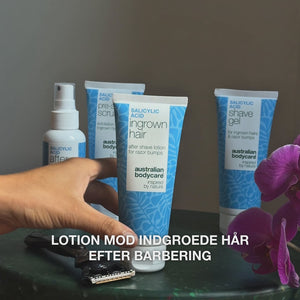 Video: After Shave spray, Pre-shave Scrub, Ingrown Hair lotion og Shave Gel står på et bord ved en skraber og en orkidé, med teksten »lotion mod indgroede hår efter barbering«. Salicylsyre Aftershave Lotion fra Australian Bodycare.