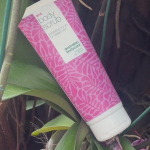 Video af en model, der påfører vores Vitamin B12 bodyscrub med cirkulære bevægelser og viser den eksfolierende konsistens og, hvordan den gør huden glat og frisk.