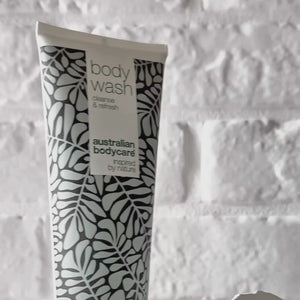 Video, der viser Australian Bodycare Body Wash og dens lette, skummende tekstur.