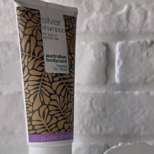 Video, der viser Australian Bodycare Silver Shampoo og dens lilla shampoo-tekstur.