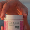 Video af en model, der påfører vores Vitamin B12 hals- og dekolletagecreme og blidt masserer den ind i hals og bryst for at vise dens glatte konsistens og opstrammende effekt.