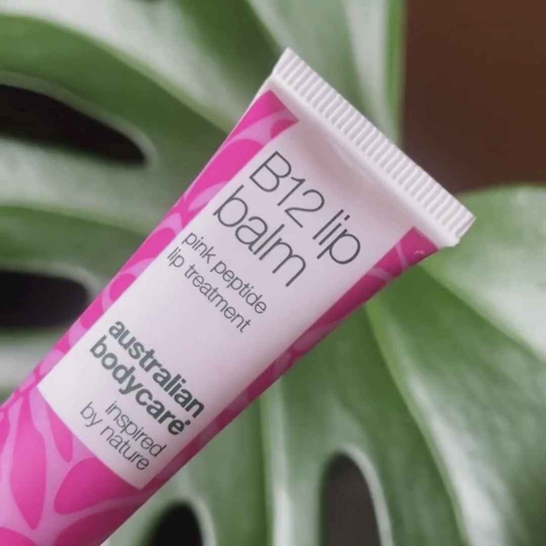 Video: en tube B12 Lip Balm fra Australian Bodycare foran et grønt blad.